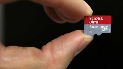 Tarjeta microSd en mano