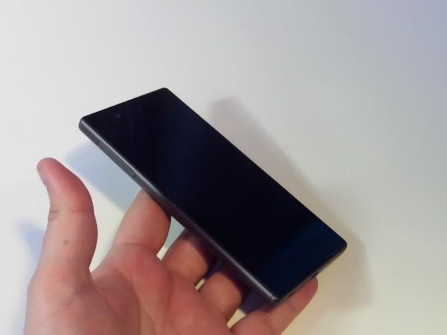 Sony Xperia Z5 frontal en mano