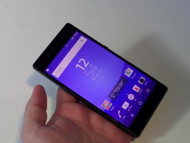 Sony Xperia Z5 frontal encendido en mano