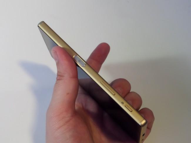Sony Xperia Z5 dorado perfil en mano