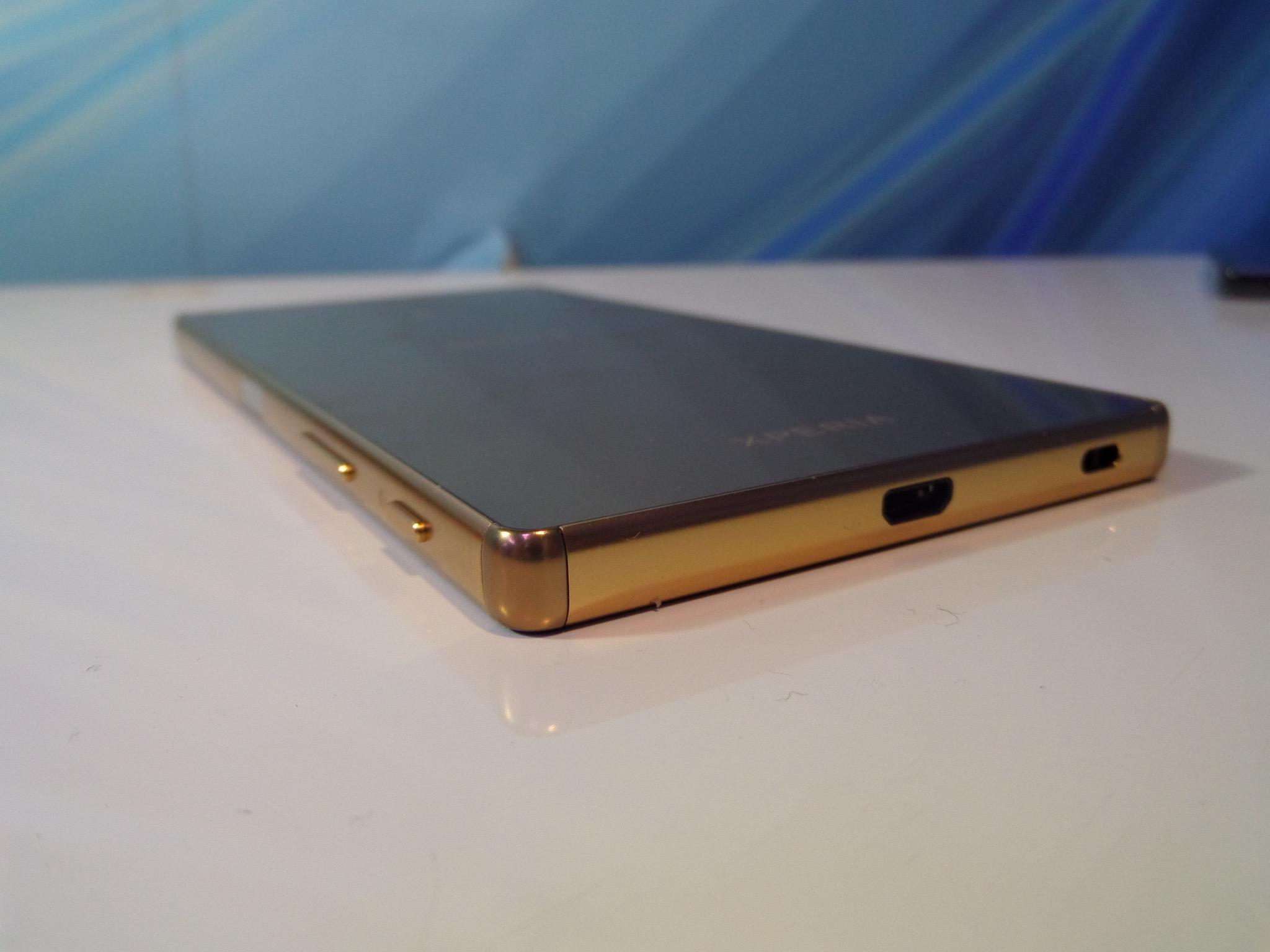 Sony Xperia Z5 Premium perfil dorado usb