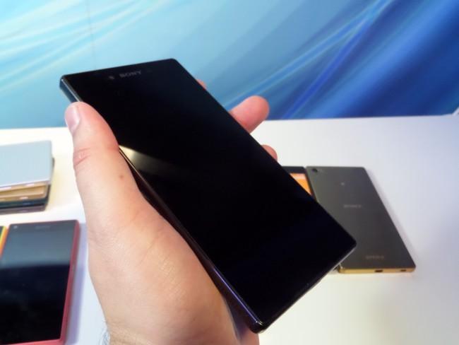 Sony Xperia Z5 Premium frontal negro en mano