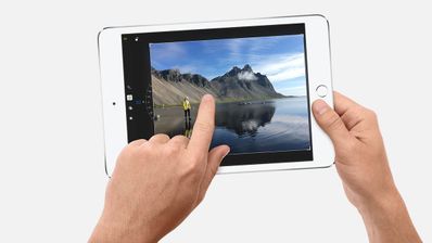 iPad mini 4 portada blanco manos