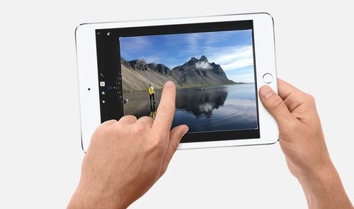iPad mini 4 portada blanco manos