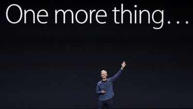 Tim Cook en una keynote y letrero one more thing