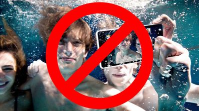 Sony Xperia bajo el agua y señal de prohibido