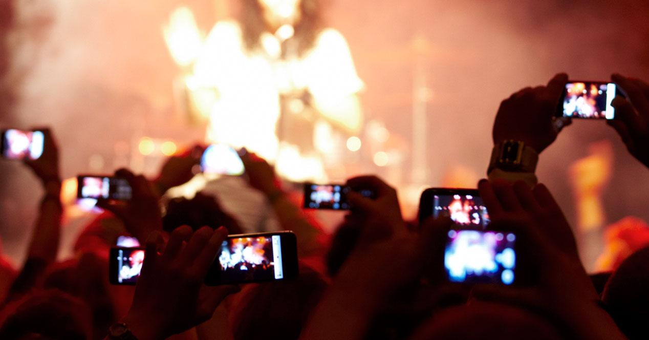 Smartphones grabando un concierto