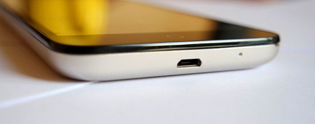 Puerto USB del Alcatel OneTouch Pop 3 (5)