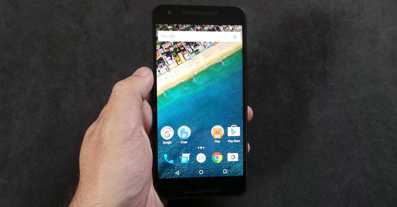 Foto del Nexus 5X en mano