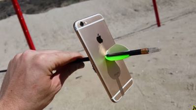 iPhone 6s con una flecha atravesada