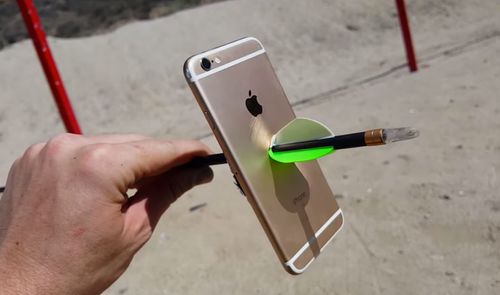 iPhone 6s con una flecha atravesada