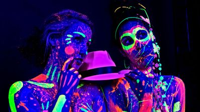 Chicas con pintura de luz negra