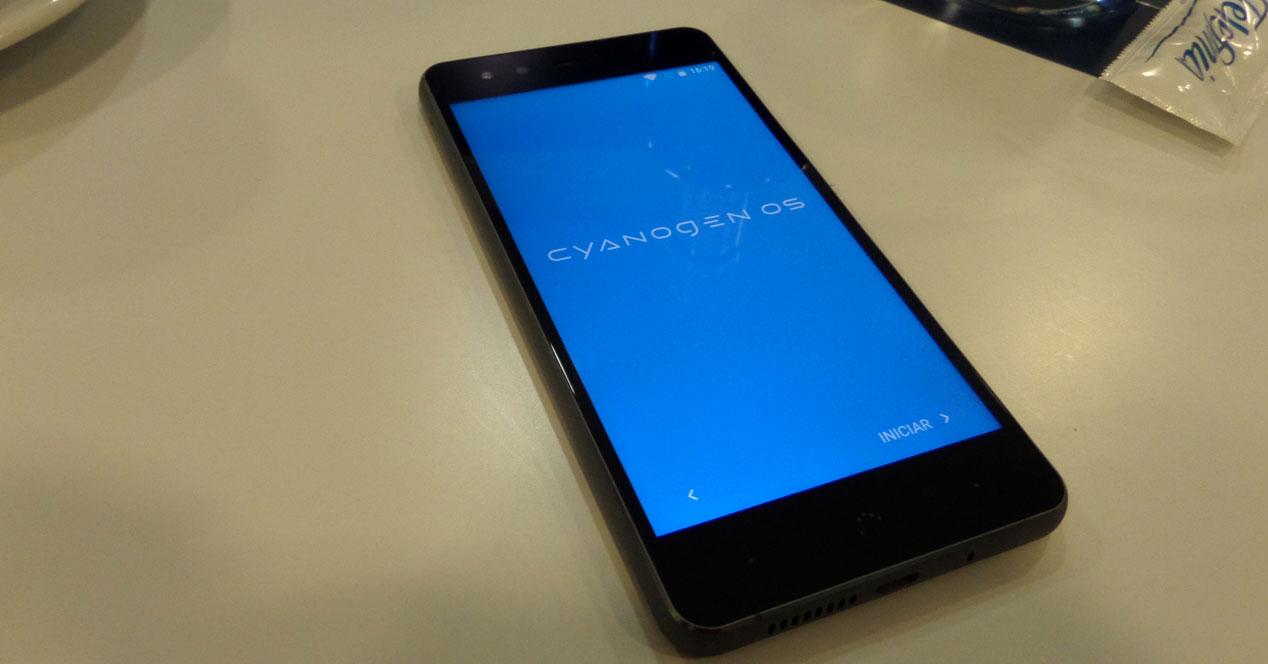 BQ Aquaris X5 con Cyanogen OS en pantalla