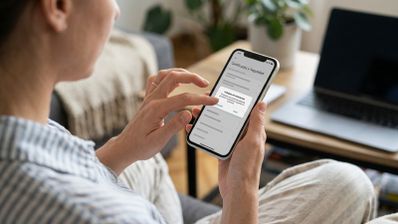 Mujer instalando un certificado digital en el movil