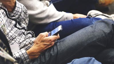Hombre esperando con su movil