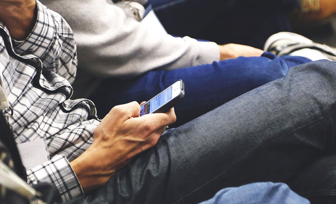 Hombre esperando con su movil