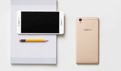 Oppo R7s sobre cuaderno