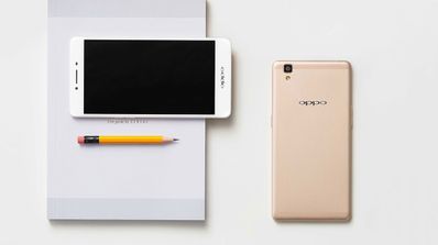 Oppo R7s sobre cuaderno