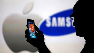 SAmsung vs apple con silueta de persona con telefono