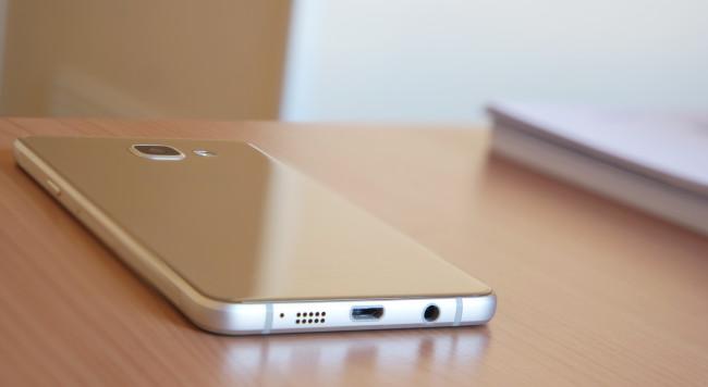 Samsung Galaxy A5 (2016) dorado sobre mesa