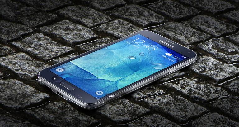 Samsung Galaxy S5 Neo con agua