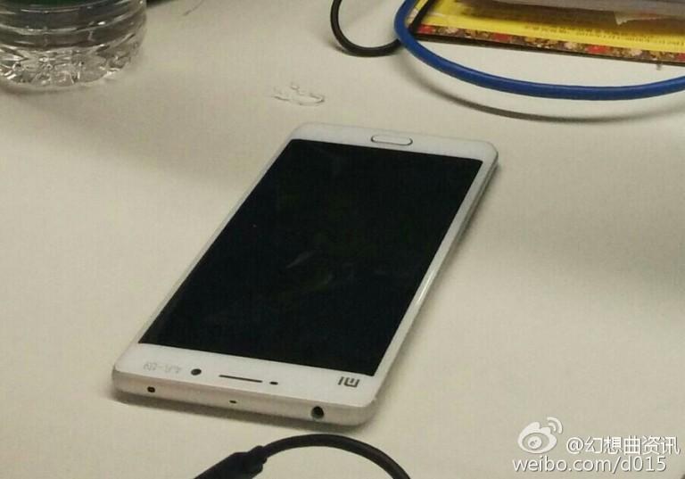 Xiaomi Mi 5 en color blanco sobre una mesa