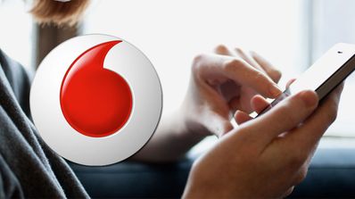 Logo de Vodafone y smartphone en manos de un usuario