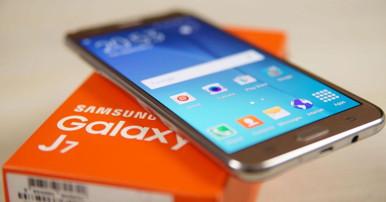 Samsung Galaxy J7 2015 con caja naranja