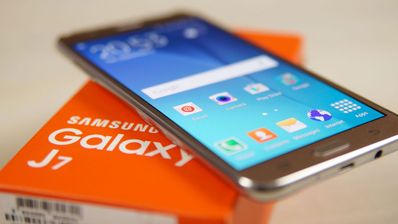 Samsung Galaxy J7 2015 con caja naranja