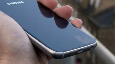Samsung Galaxy S6 en una mano