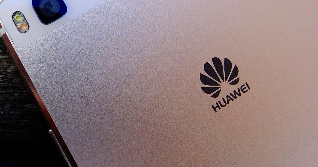 Huawei P8 detalle del logo