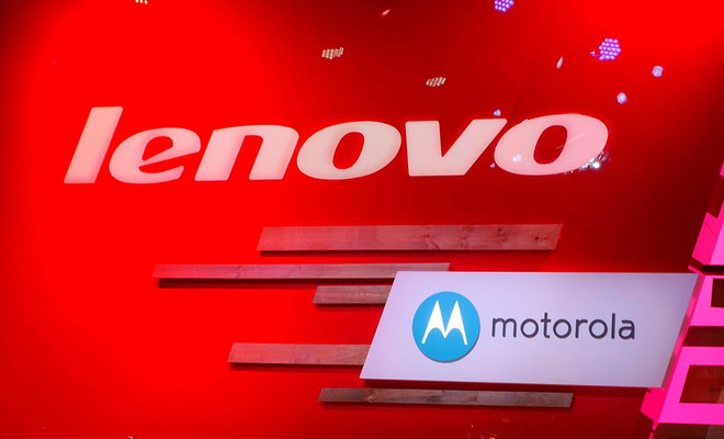 Logos Lenovo y Motorola sobre fondo rojo