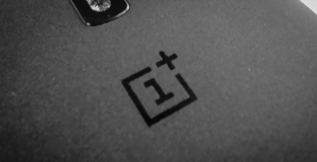OnePlus logo en carcasa