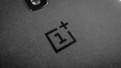 OnePlus logo en carcasa