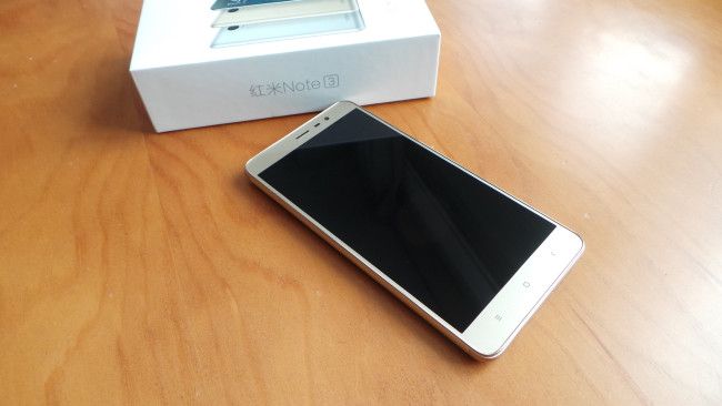 Caja del Xiaomi Redmi Note 3 con fondo de madera