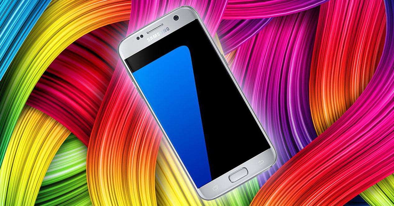 Samsung Galaxy S7 plateado sobre fondo multicolor
