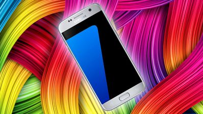 Samsung Galaxy S7 plateado sobre fondo multicolor