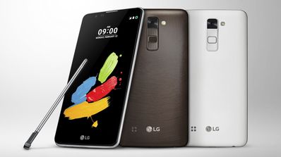 Frontal del LG Stylus 2 con puntero y trasera de modelos blanco y marrón