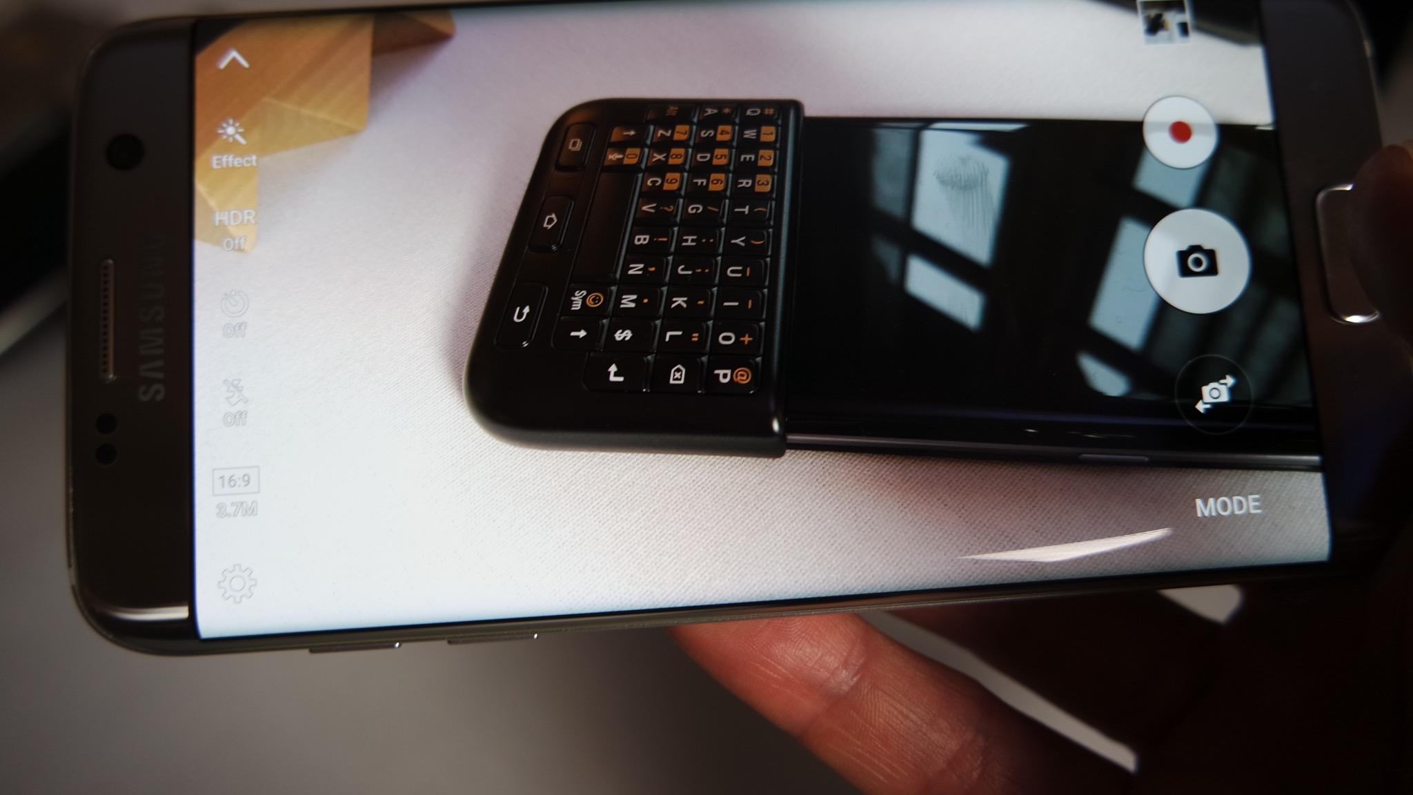 Samsung Galaxy S7 Edge haciendo foto a teclado con la imagen en pantalla