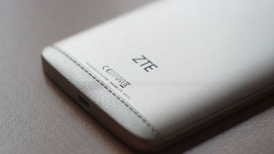 ZTE Axon Mini detalle de carcasa trasera