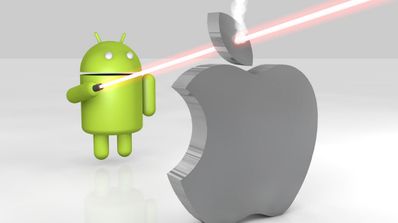 Robot Android disparando un láser al logo de la manzana de Apple