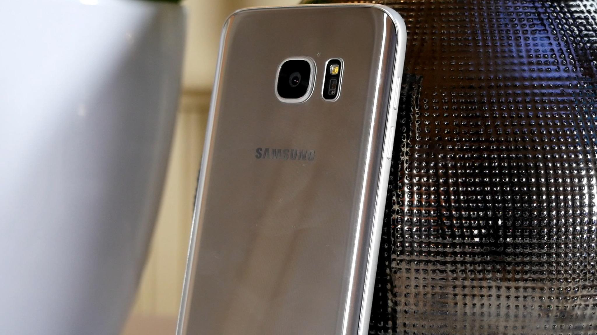 Samsung Galaxy S7 dorado por detrás