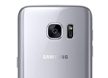Detalle de la cámara del Samsung Galaxy S7 plateado