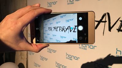 Honor 5x en una mano con eslógan for the braves