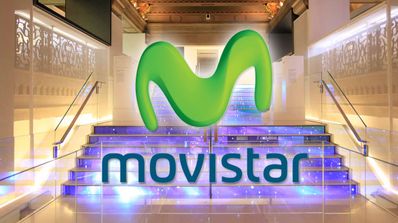 logo de movistar en las escaleras de la flagship