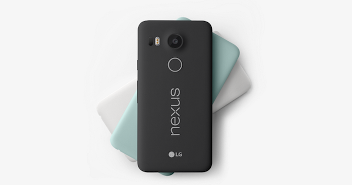 Nexus 5x en abanico mostrando colores blanco, añil y negro
