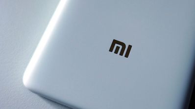 Logo Xiaomi sobre carcasa de smartphone