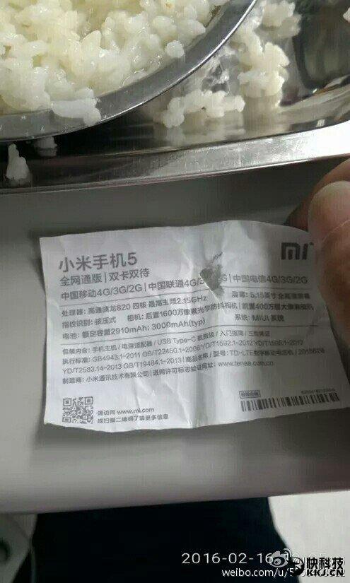 Imagen de un papel con la ficha técnica del Xiaomi Mi5