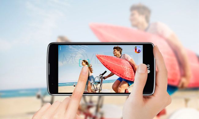 LG K8 con personas haciendo windsurfing