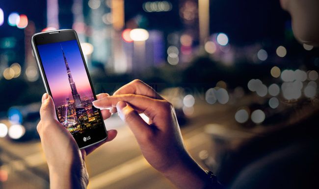 LG K8 con pantalla encendida